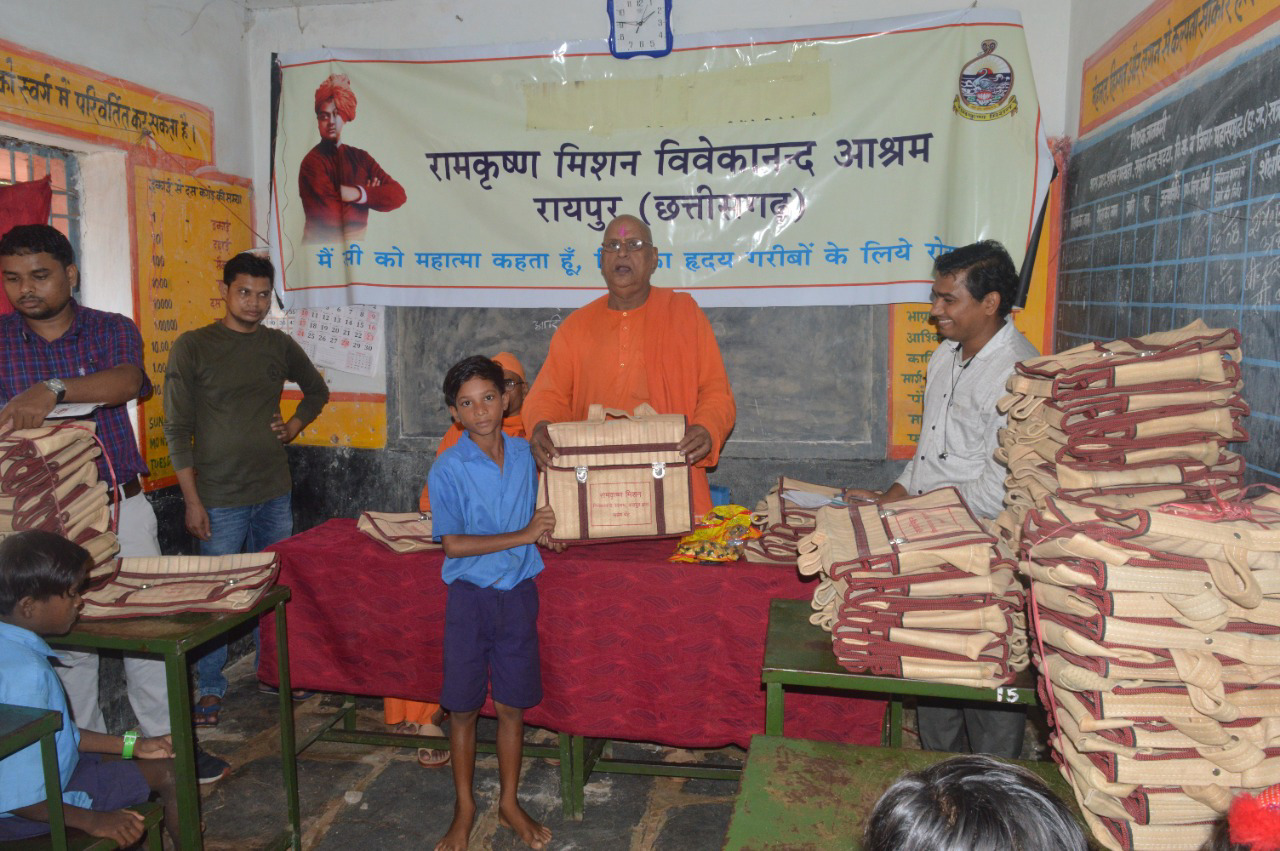  media for रामकृष्ण मिशन आश्रम रायपुर द्वारा आज दिनांक 6 जुलाई 2022 को जिला महासमुंद के पटेवा ब्लॉक के शासकीय प्राथमिक शाला पताईमाता , खट्टा, कोकड़ी, रामखेड़ा, पटेवा । शासकीय मिडिल स्कूल पटेवा, खट्टा, रामखेड़ा एवं शासकीय हाई स्कूल खट्टा (9 स्कूलों) के बच्चों को शैक्षणिक सहयोग मे 500 बैग, 1000 कॉपी, 500 स्केल, 500 पेंसिल, रबड़ और कटर वितरण किया गया।